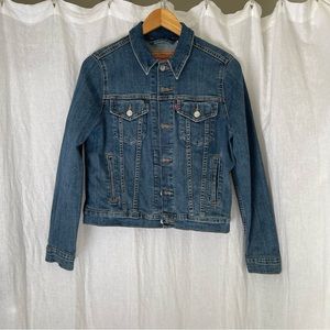 Medium Levi’s women’s jacket